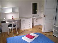 Romstandard: Servant på alle rom, 12 kvm, seng 1, 2x2m, garderobeskap, skrivebord