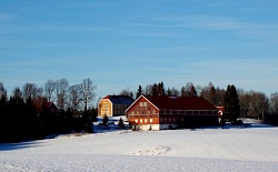 Lund Gård ligger idyllisk til på et høydedrag i kulturlandskapet.