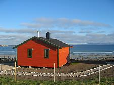 Hytte med utsikt over arktisk hav.
